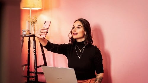 Кога жените честото објавуваат селфи фотографии тоа ја намалува нивната самодоверба, покажуваат истражувањата!