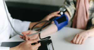 Дали високиот крвен притисок може да се контролира без лекови?