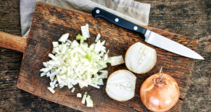 Знаете ли зошто ви солзат очите додека сечкате кромидот