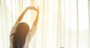 Дали постојано го одложувате алармот наутро? Еве како да престанете