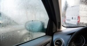 Трик кој помага за побрзо одмаглување на стаклата во автомобилот