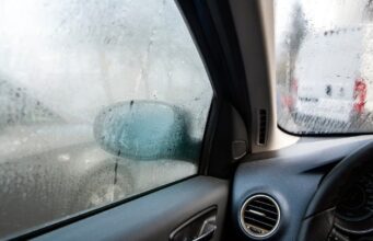 Трик кој помага за побрзо одмаглување на стаклата во автомобилот