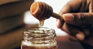 Истражувањата покажаа дека медот подобро ја лекува настинката од лековите. Еве како да го…