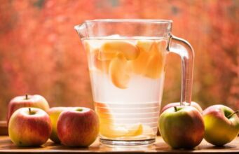 5 рецепти за здрава и вкусна вода збогатена со овошје и билки