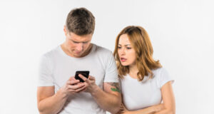 Спречете љубомората да ја уништи вашата врска