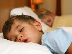 Во зависнист од годините и времето на будење: Кога децата треба да си легнуваат?