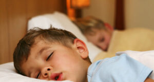 Во зависнист од годините и времето на будење: Кога децата треба да си легнуваат?