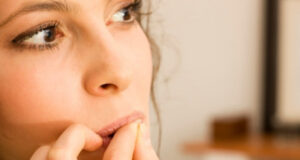 Грицкањето нокти е многу штетно за вашето здравје