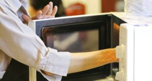Не јадете храна од микробранова печка пред да направите една важна работа кога се подготвувате