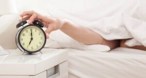 Дали е подобро да се биде ноќна птица или да се стане рано? Лекарот објасни како овие навики влијаат на здравјето