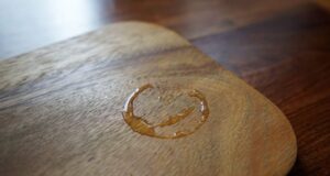 Со помош на една храна лесно ќе ги отстраните трагите од чашата на дрвената маса