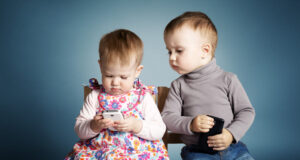 Како успешно да се ограничи времето кое децата го поминуваат пред малите екрани?