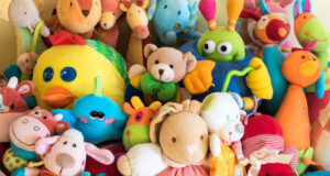 Зошто децата оставаат играчки насекаде?