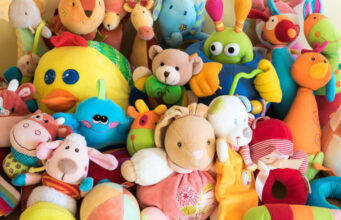 Зошто децата оставаат играчки насекаде?