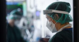 Јужноафриканска студија: Помал ризик од хоспитализација со омикрон отколку со делта