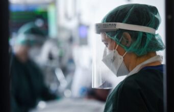 Јужноафриканска студија: Помал ризик од хоспитализација со омикрон отколку со делта