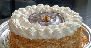 Новогодишна торта: Кремаста, богата и полна со сочен фил (РЕЦЕПТ)