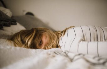 Зошто на жените им треба многу повеќе сон од мажите?