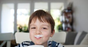 Деца и полномасно млеко: Што е правилно?