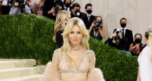 Најдобрите фустани на славните личности за 2021 година