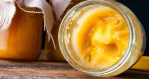 Зошто медот се кристализира?