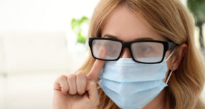 Ви се замаглуваат очилата додека носите маска? Еве како да го спречите тоа
