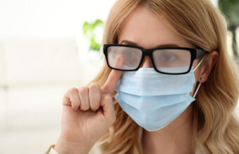 Ви се замаглуваат очилата додека носите маска? Еве како да го спречите тоа