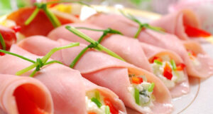 Декоративни кифлички од шунка полнети со сочен фил (РЕЦЕПТ)