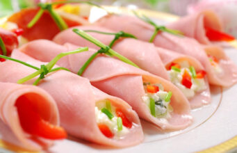 Декоративни кифлички од шунка полнети со сочен фил (РЕЦЕПТ)