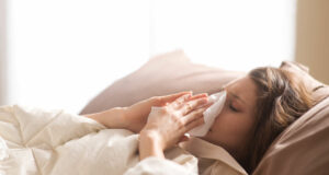 Како да ја препознаете разликата помеѓу омикрон, настинка и грип?