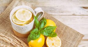 Топлата вода со лимон, природен напиток