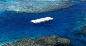 Како дел од Австралија опен, Адидас постави одржлив пловечки терен за да ја подигне свеста за пластиката во океаните