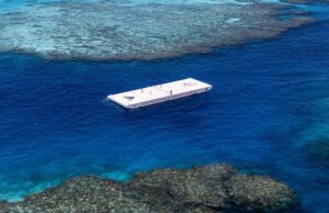 Како дел од Австралија опен, Адидас постави одржлив пловечки терен за да ја подигне свеста за пластиката во океаните