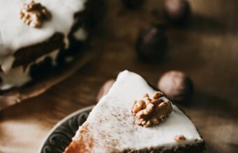 РЕЦЕПТ НА ДЕНОТ: Десерт со јаткасти плодови и капучино