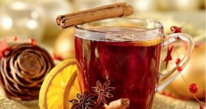 ПОБЕДИ ГО СТУДЕНОТО: Направете ловечки чај со рум од 19 век (РЕЦЕПТ)