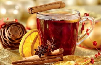 ПОБЕДИ ГО СТУДЕНОТО: Направете ловечки чај со рум од 19 век (РЕЦЕПТ)