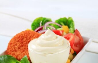 Дали обожавате мајонез? Сериозни знаци дека треба да јадете помалку