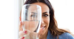 Колку чаши вода на ден навистина треба да пиете?