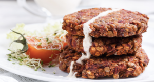 Подгответе крцкави плескавици од леќа со сос од јогурт