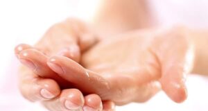 Направете мелем за раце од природни состојки кои ќе ја омекнат кожата