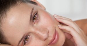 Едноставен и природен пилинг од лимон за чистење дамки и нечистотии