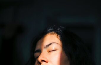 Дали болката во цервикалниот ‘рбет има врска со неправилно држење на телото?