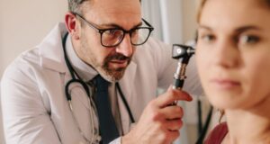 Се борите со вода во ушите? Еве како овој проблем не треба да се реши