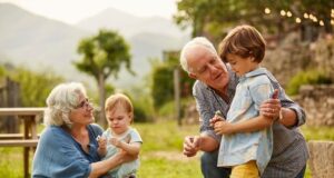 Добри вести за бабите и дедовците: грижата за внуците им помага да живеат подолго