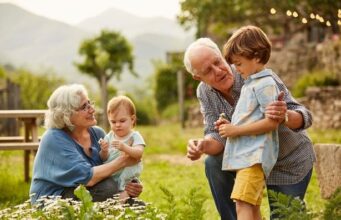 Добри вести за бабите и дедовците: грижата за внуците им помага да живеат подолго