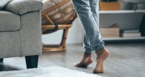 Одете боси барем еден час дневно: Нема да верувате кои се сите здравствени придобивки од таа навика