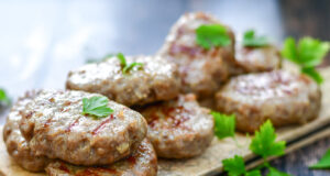 Домашни бургер плескавици кој лесно се подготвуваат (рецепт)