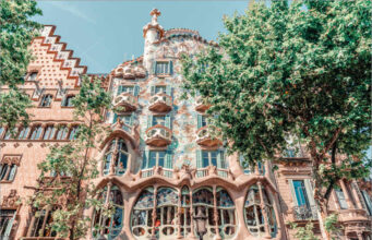 Бисер на Барселона кој потсетува на морските бранови