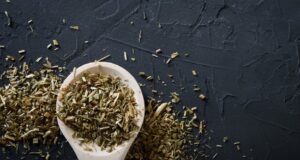 Природен антибиотик кој ефикасно ГИ УНИШТУВА БАКТЕРИИТЕ И ВИРУСИТЕ