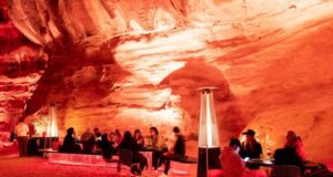 На 1.300 степени Целзиусови: Ресторан во кој се пече месо на стопена лава (фото)